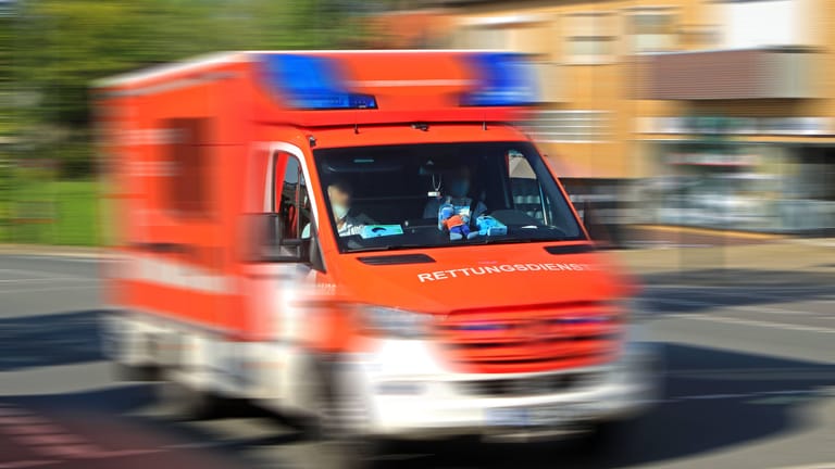 Ein Rettungswagen während der Fahrt (Archivbild): In Gelsenkirchen ist ein Kleinkind nach einem Unfall gestorben.