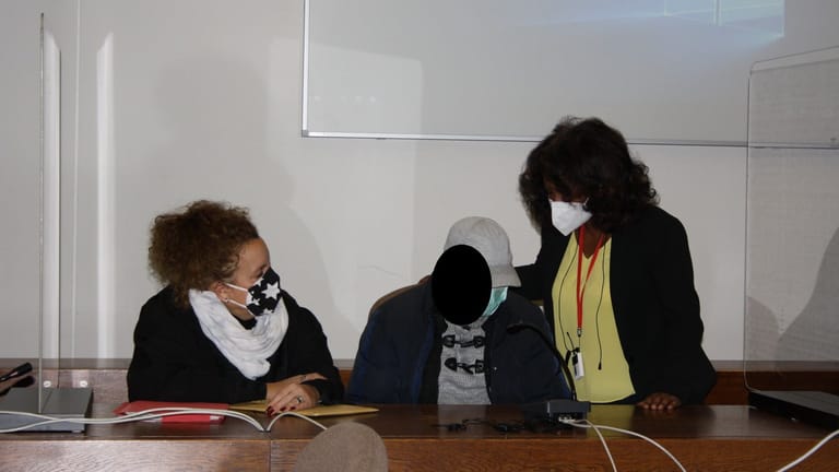 Strafverteidigerin Monika Troll (l.) mit dem Angeklagten (Mitte) und einer Dolmetscherin (r.) zu Prozessbeginn.