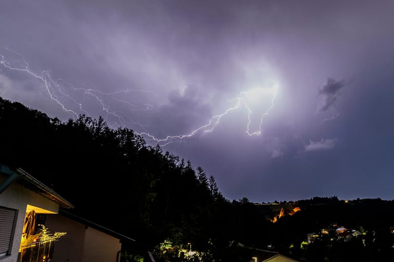 Heftige Blitze am Himmel (Archivbild): In NRW soll es Gewitter und Starkregen geben.