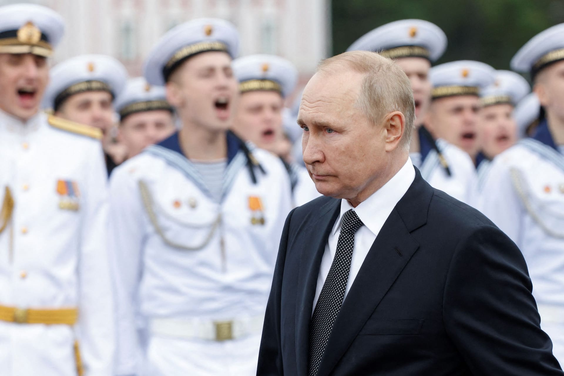 Russlands Präsident bei der Kriegsschiff-Parade in St. Petersburg (Archivbild): Seine Heimatstadt wurde wohl von einer ukrainischen Drohne angegriffen.