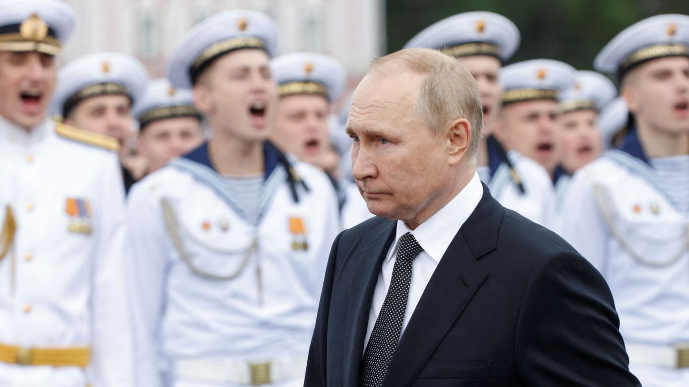 Russlands Präsident bei der Kriegsschiff-Parade in St. Petersburg (Archivbild): Seine Heimatstadt wurde wohl von einer ukrainischen Drohne angegriffen.