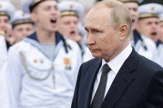 Russlands Präsident bei der Kriegsschiff-Parade in St. Petersburg (Archivbild): Seine Heimatstadt wurde wohl von einer ukrainischen Drohne angegriffen.