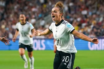 Svenja Huth und Lina Magull (r.): Die DFB-Frauen treffen im EM-Halbfinale auf Frankreich.