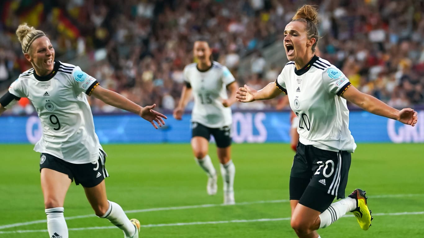 Svenja Huth und Lina Magull (r.): Die DFB-Frauen treffen im EM-Halbfinale auf Frankreich.
