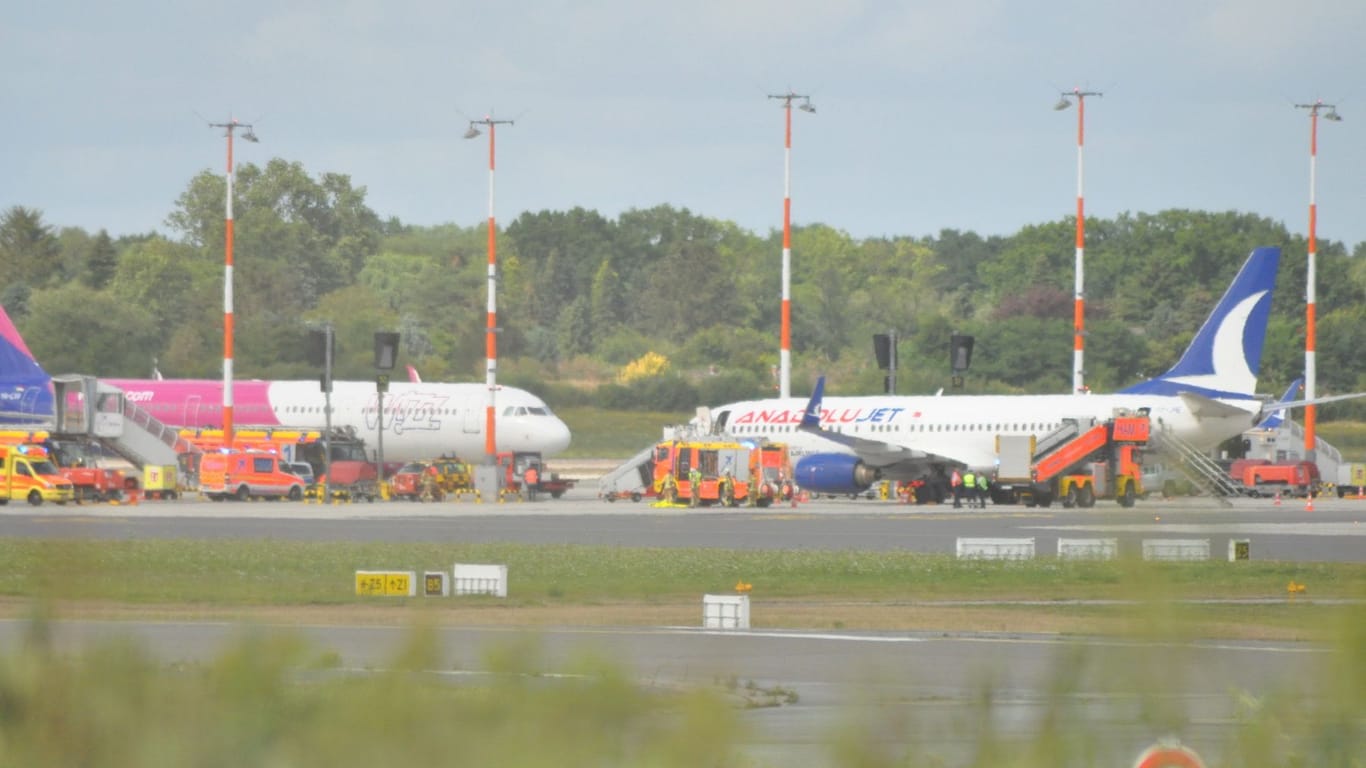 Türkischer Flieger neben einer Wizz Air-Maschine: Der Flug nach Antalya musste abgebrochen werden.