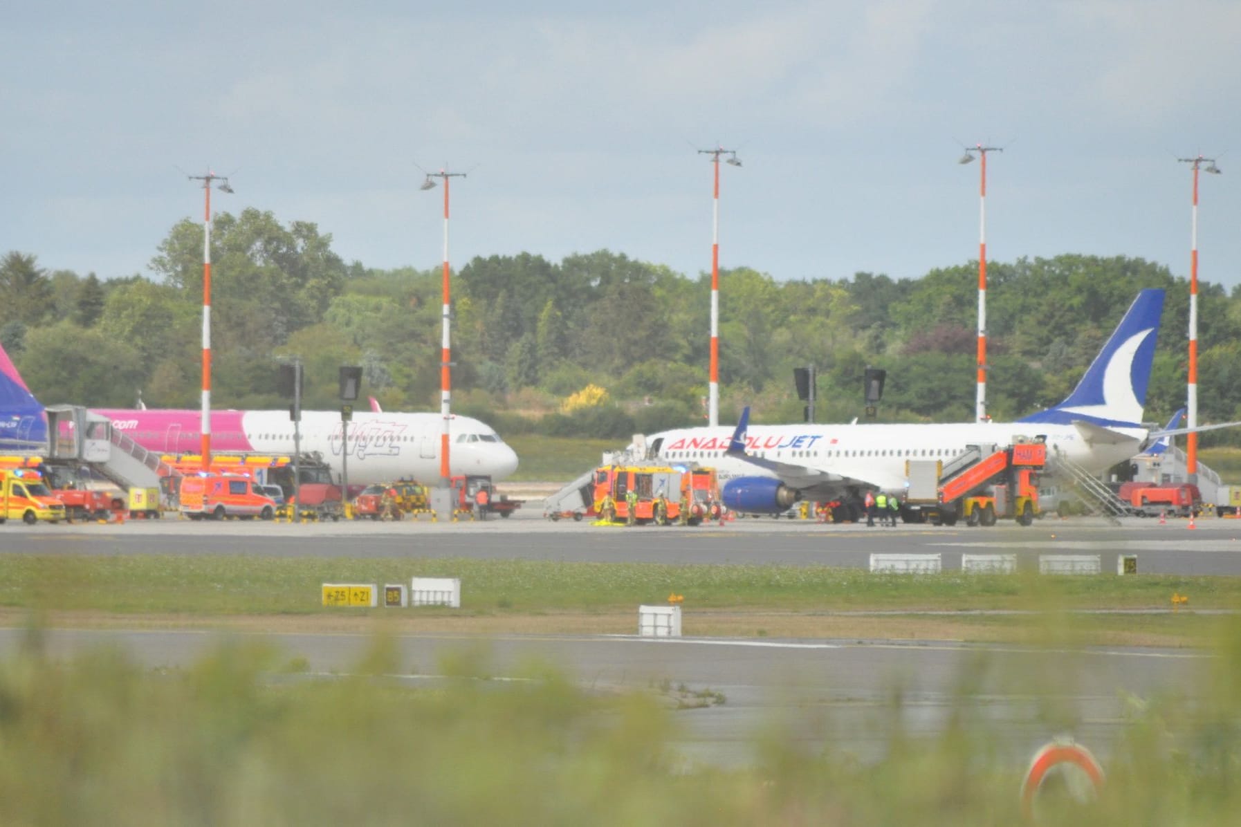 Türkischer Flieger neben einer Wizz Air-Maschine: Der Flug nach Antalya musste abgebrochen werden.