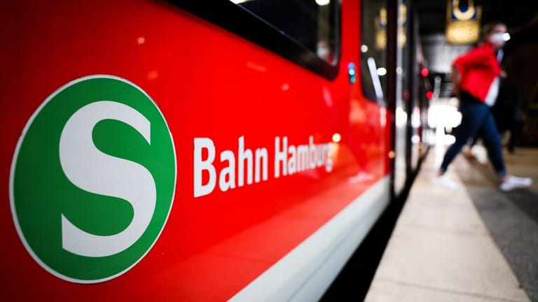 Ein Zug in Hamburg (Symbolbild): Ein 28-Jähriger ist tatverdächtig.