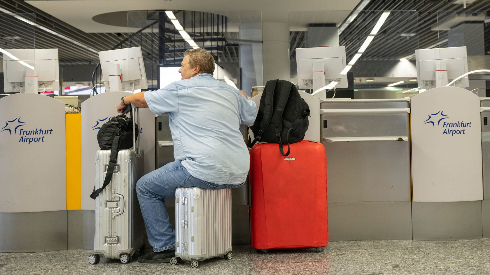 Ein Passagier wartet am Frankfurter Flughafen auf den CheckIn (Archivbild): Die Lufthansa storniert aufgrund des Streiks fast sämtliche Flüge.