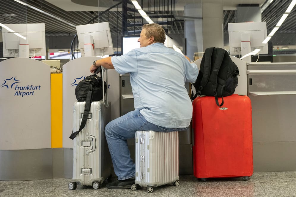 Ein Passagier wartet am Frankfurter Flughafen auf den CheckIn (Archivbild): Die Lufthansa storniert aufgrund des Streiks fast sämtliche Flüge.