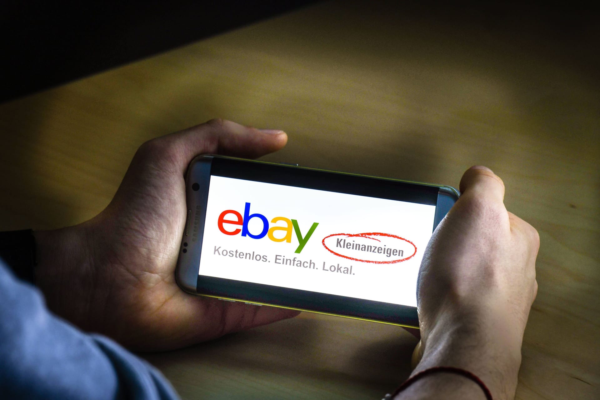 Das Logo für Ebay-Kleinanzeigen auf einem Handy.