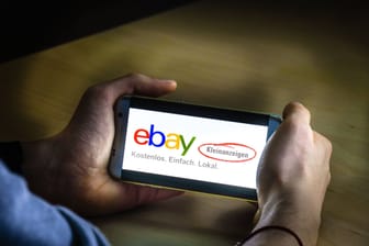 Das Logo für Ebay-Kleinanzeigen auf einem Handy.