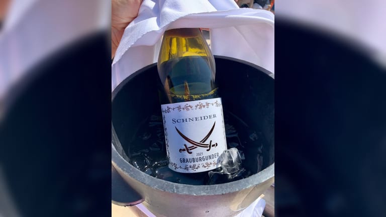 Ein Flasche Wein mit dem Logo der Sansibar: Die Weinkarte gleicht einem Roman.