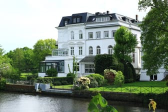 Eine Stadtvilla an einem Alsterkanal (Symbolbild): Auf 10.000 Einwohner kommen in der Hansestadt 12 Millionäre.