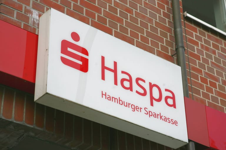 Firmenlogo der Hamburger Sparkasse (Symbolbild): Immer wieder versuchen Betrüger an das Geld von Haspa-Kunden zu gelangen.