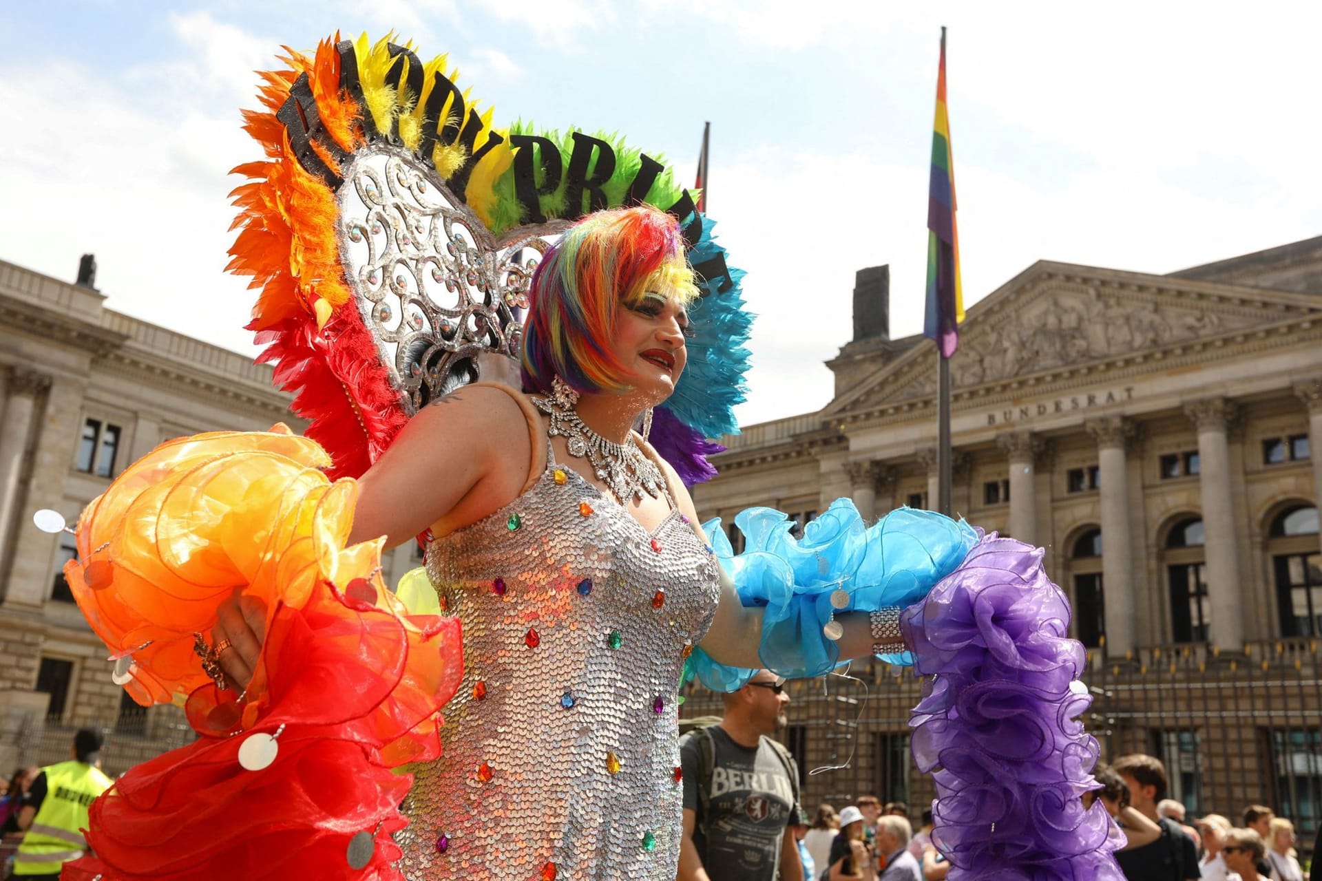 Teilnehmende schmücken sich gerne in bunten Farben: Sie finden sich auch in der Regenbogenflagge wieder.