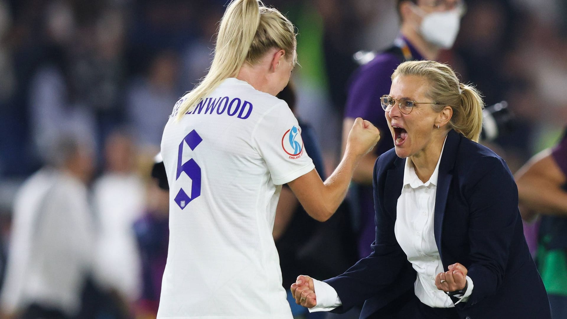 Sarina Wiegman (r.) und Alex Greenwood: Die englische Trainerin feierte ihr Team.