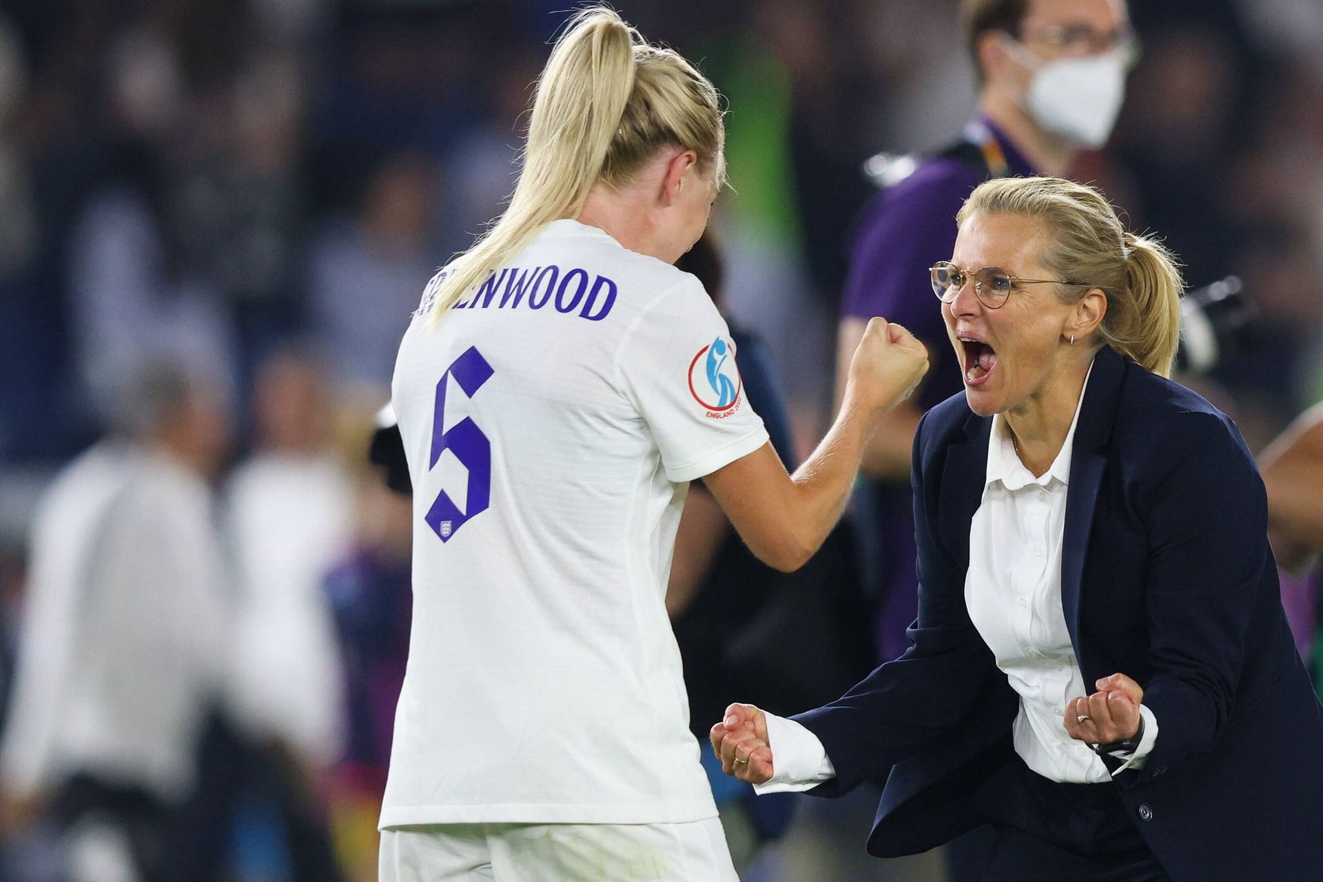 Sarina Wiegman (r.) und Alex Greenwood: Die englische Trainerin feierte ihr Team.