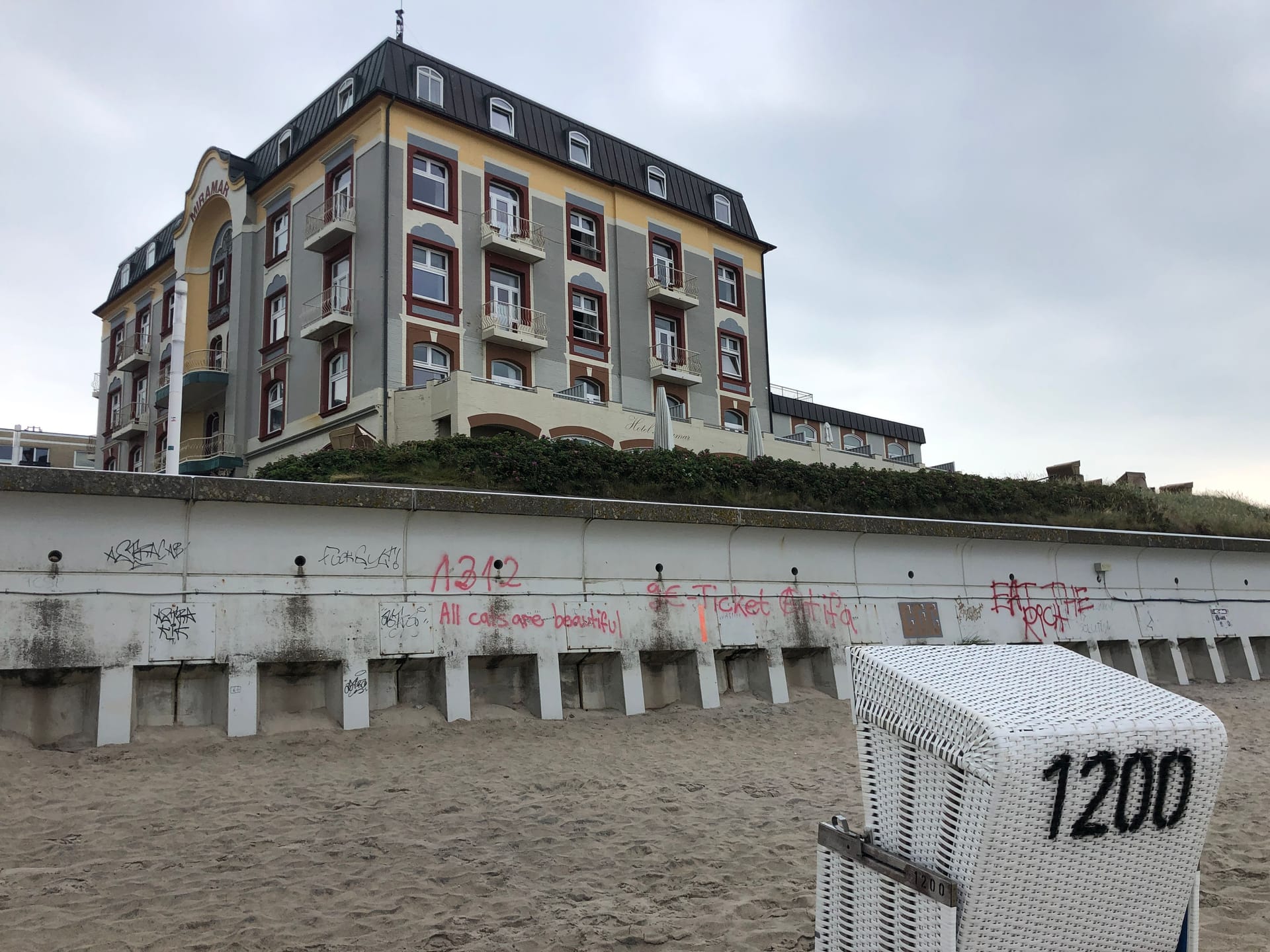 Graffitis an der Westerländer Promenade: Viele der Sprüche und Motive haben linken Hintergrund. Die Zahl 1312 ist beispielsweise Code für "A.C.A.B." - in Szenekreisen eine Abkürzung für "All Cops are Bastard" (dt: "Alle Polizisten sind Bastarde")