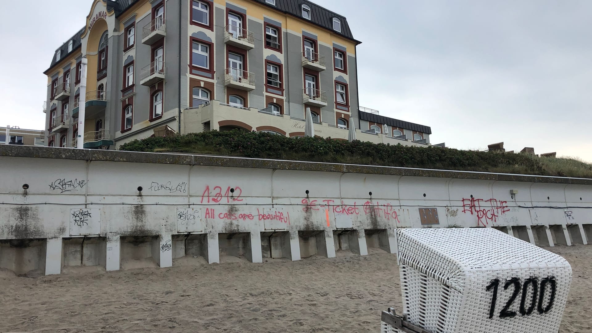 Graffitis an der Westerländer Promenade: Viele der Sprüche und Motive haben linken Hintergrund. Die Zahl 1312 ist beispielsweise Code für "A.C.A.B." - in Szenekreisen eine Abkürzung für "All Cops are Bastard" (dt: "Alle Polizisten sind Bastarde")