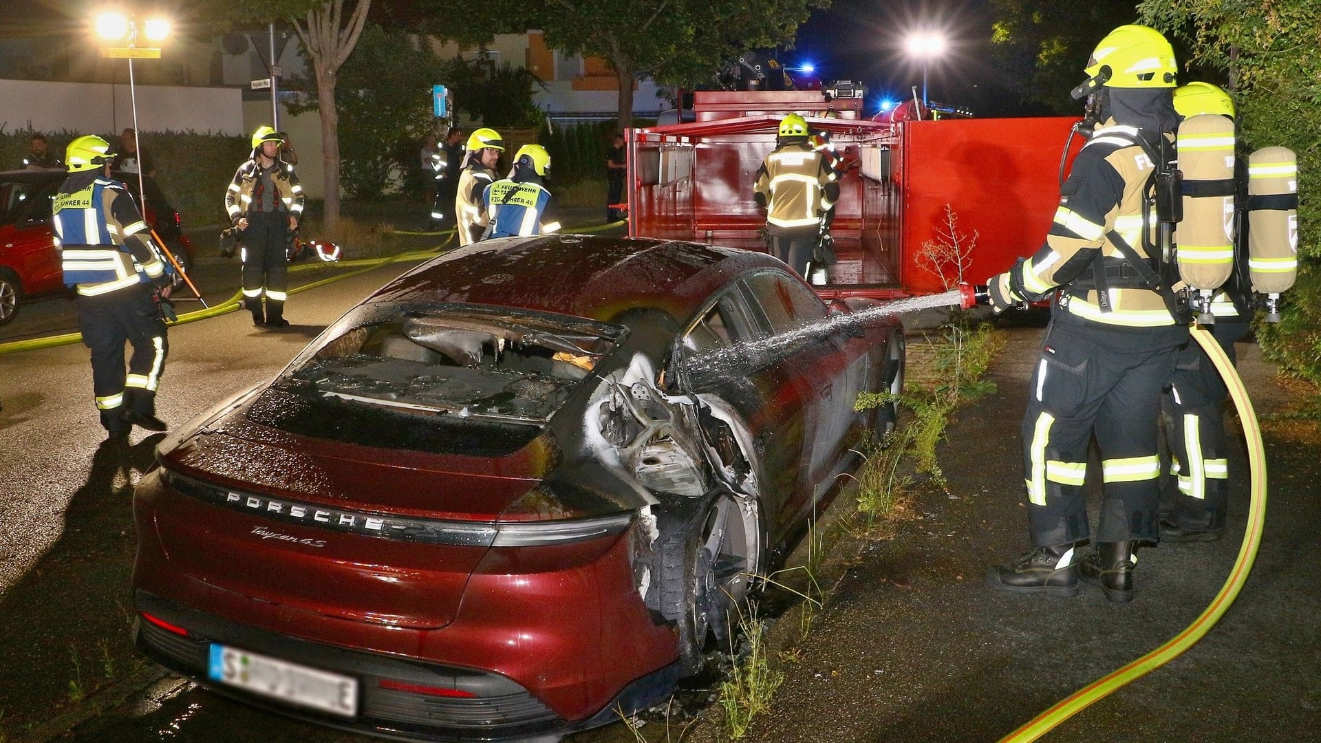 Hochpreisiger Porsche wird gelöscht: Das 158.000 Euro teure Auto kam ins Wasserbad.