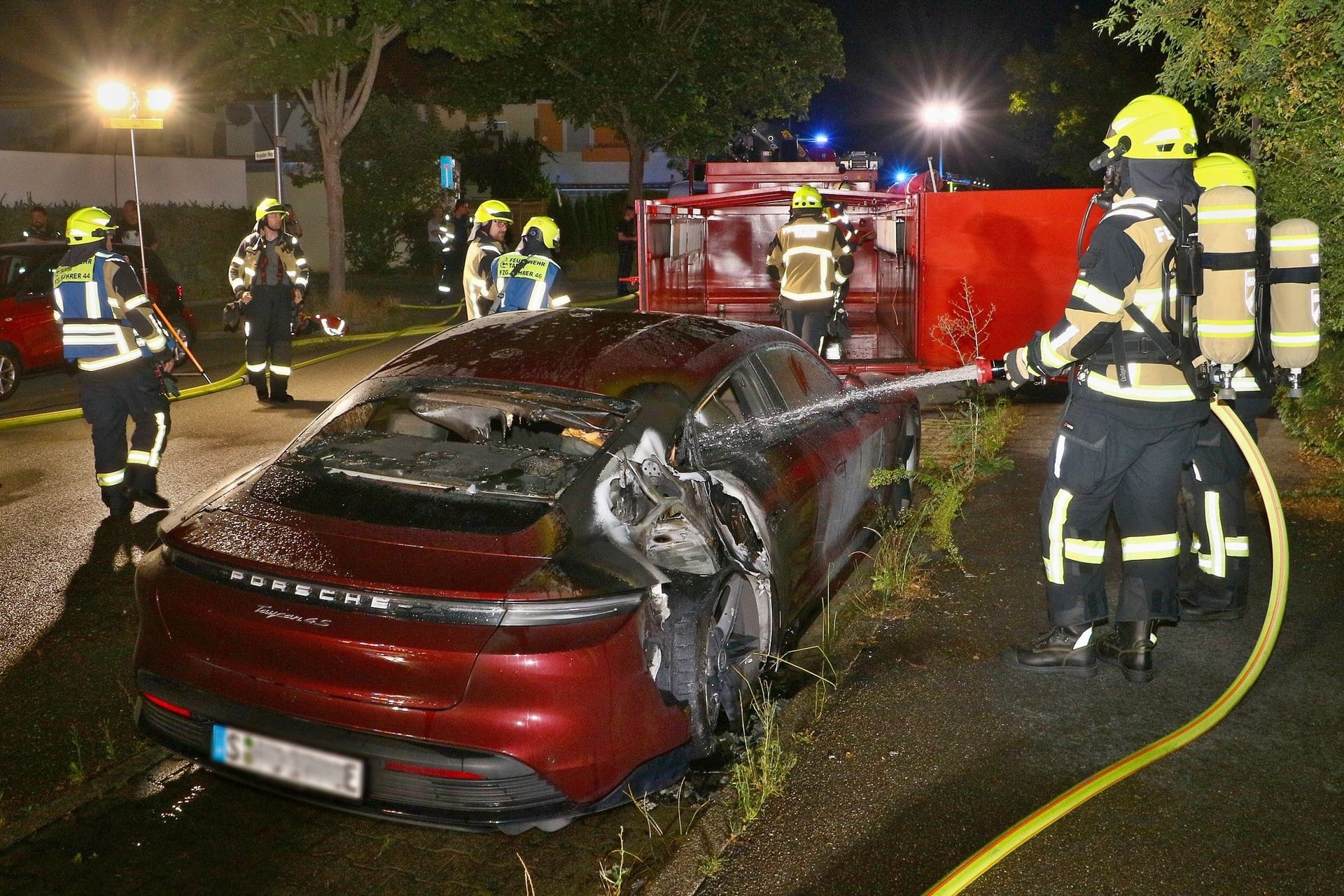 Hochpreisiger Porsche wird gelöscht: Das 158.000 Euro teure Auto kam ins Wasserbad.