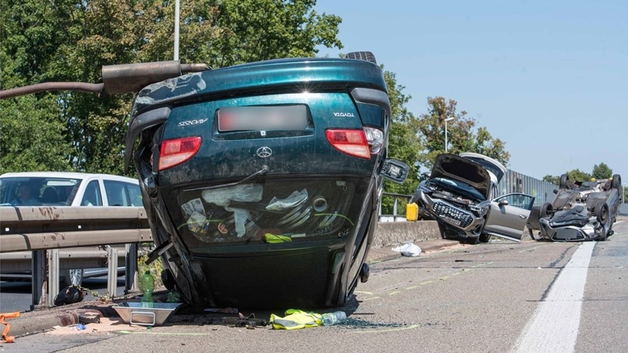 Ein Bild wie auf dem Schrottplatz: Drei Pkw sind am Dienstag auf der A565 zusammengestoßen.