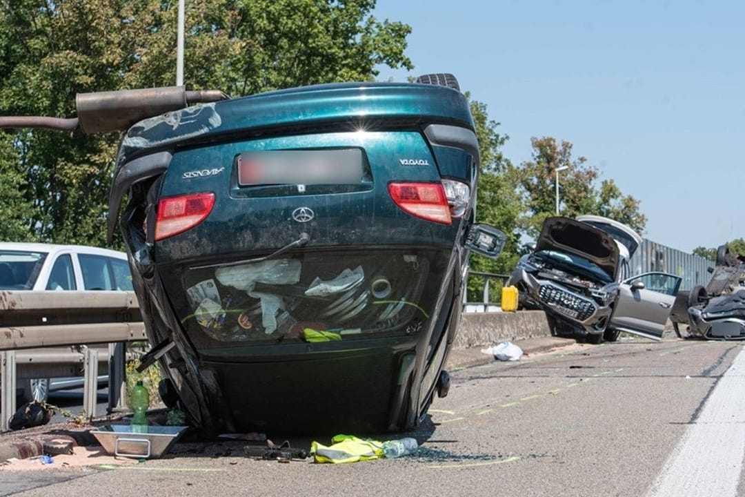 Ein Bild wie auf dem Schrottplatz: Drei Pkw sind am Dienstag auf der A565 zusammengestoßen.