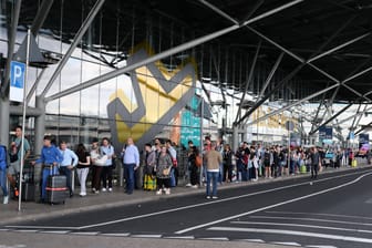 Am Flughafen Köln/Bonn reicht die Warteschlange bis vor das Flughafengebäude: Nach Angaben von NTV war sie dort am Samstag drei Kilometer lang.