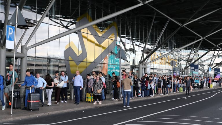 Am Flughafen Köln/Bonn reicht die Warteschlange bis vor das Flughafengebäude: Nach Angaben von NTV war sie dort am Samstag drei Kilometer lang.
