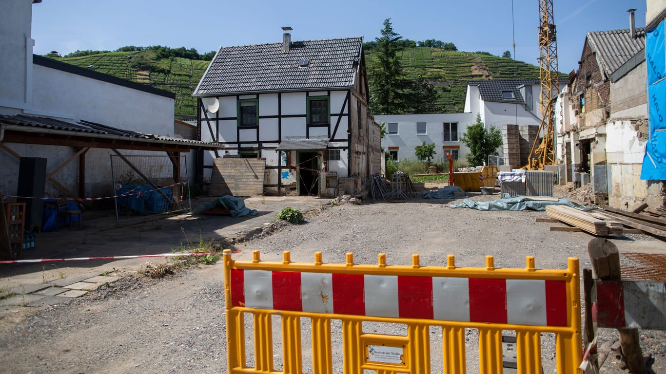 Ein Jahr nach der Flutkatastrophe ist der Weinort Walporzheim im Ahrtal noch immer eine Baustelle.