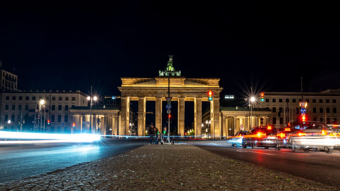 Brandenburger Tor bei Nacht (Symbolfoto): Die FDP will prüfen lassen, wie teuer die Beleuchtung ist.