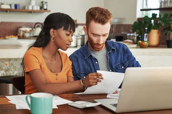 Ein Paar erklärt seine Steuern (Symbolbild): Ehepartner profitieren bei der Einkommensteuer vom Splittingvorteil.