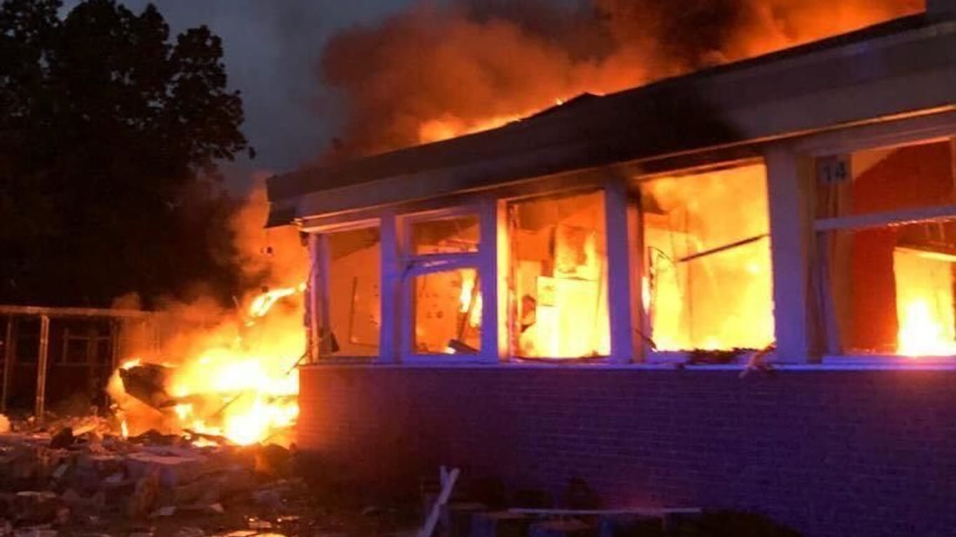 Die brennende Schule: Das Foto wurde in der Nacht aufgenommen.