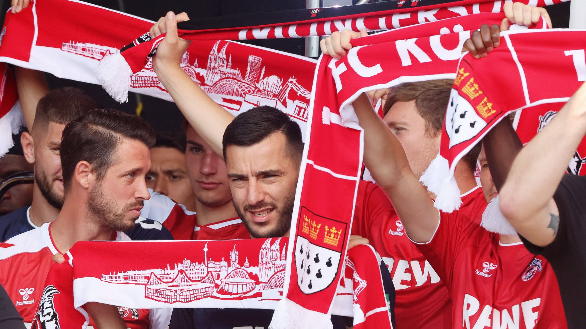 Spieler bei der Saisoneröffnung des 1. FC Köln: Beim ersten Pokalspiel hat der FC ein schweres Los gezogen.