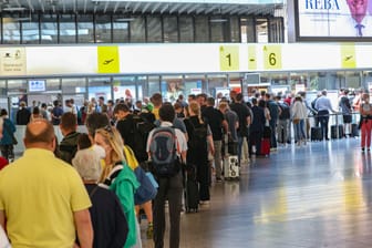 Chaotische Zustände am Flughafen Langenhagen (Archivbild): Reisende müssen aktuell Geduld mitbringen.