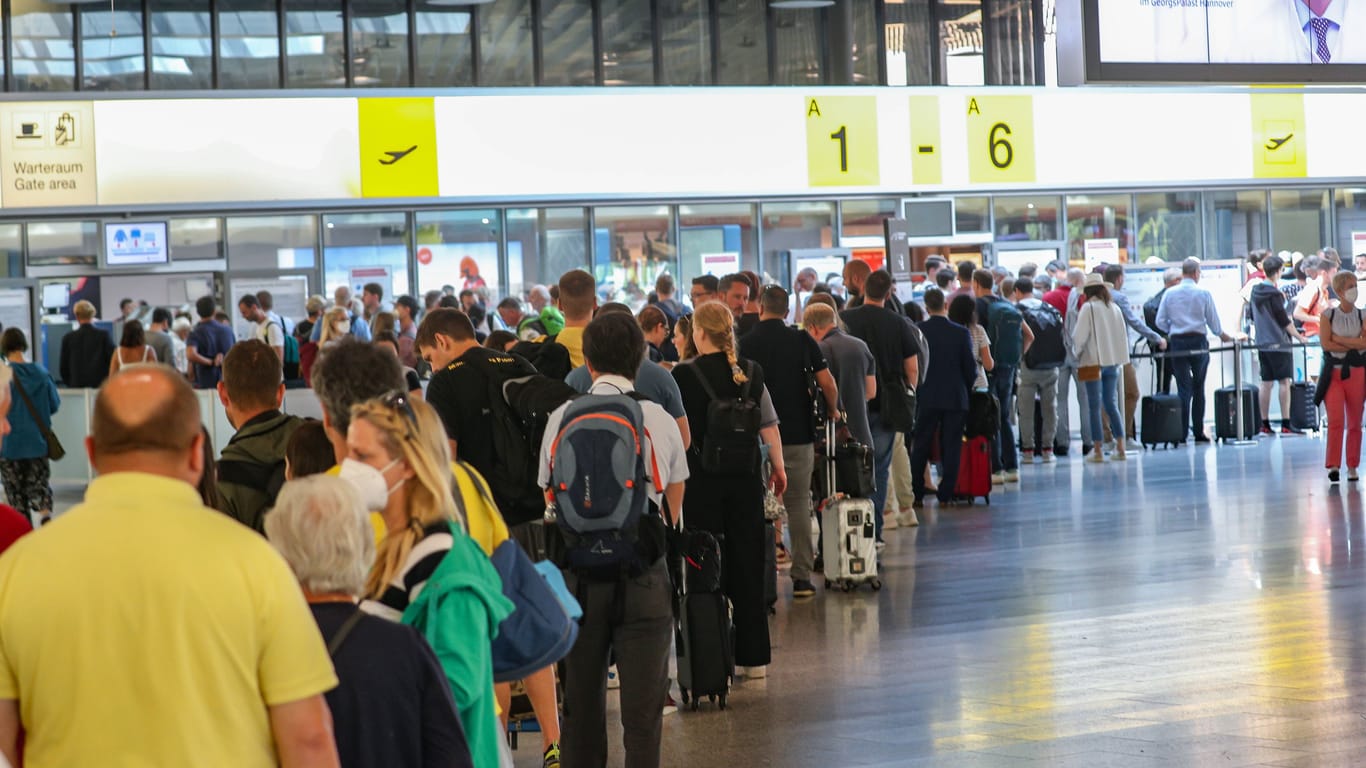 Chaotische Zustände am Flughafen Langenhagen (Archivbild): Reisende müssen aktuell Geduld mitbringen.
