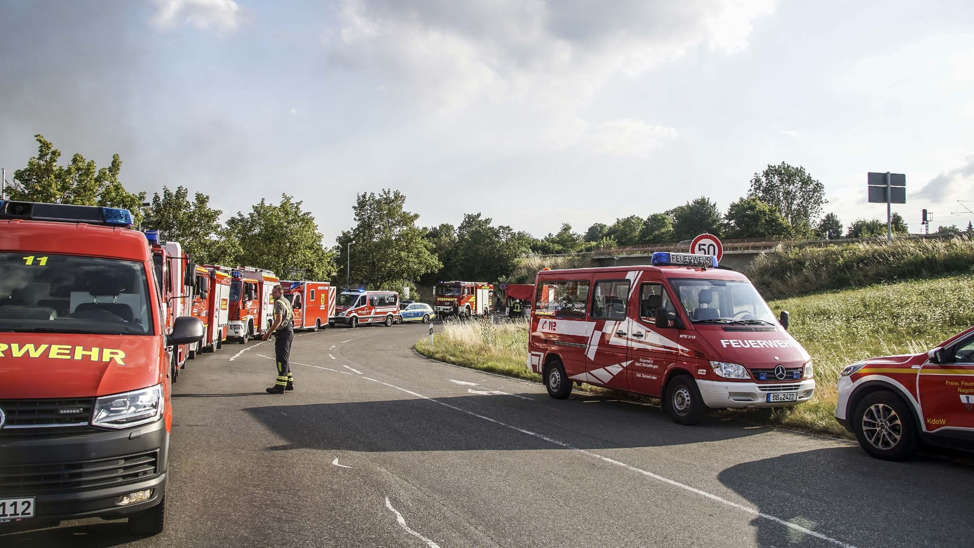 Dutzende Einsatzfahrzeuge stehen am Straßenrand: Zwischenzeitlich waren 170 Personen in Gäufelden im Einsatz.