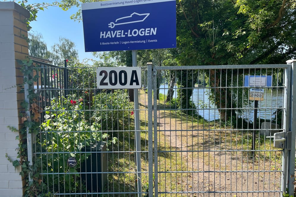 Tatort mit Blick auf die Havel: In einem Haus hinter diesem Tor wurde Dennis P. erschossen.