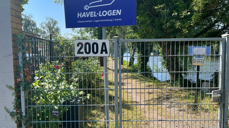 Tatort mit Blick auf die Havel: In einem Haus hinter diesem Tor wurde Dennis P. erschossen.
