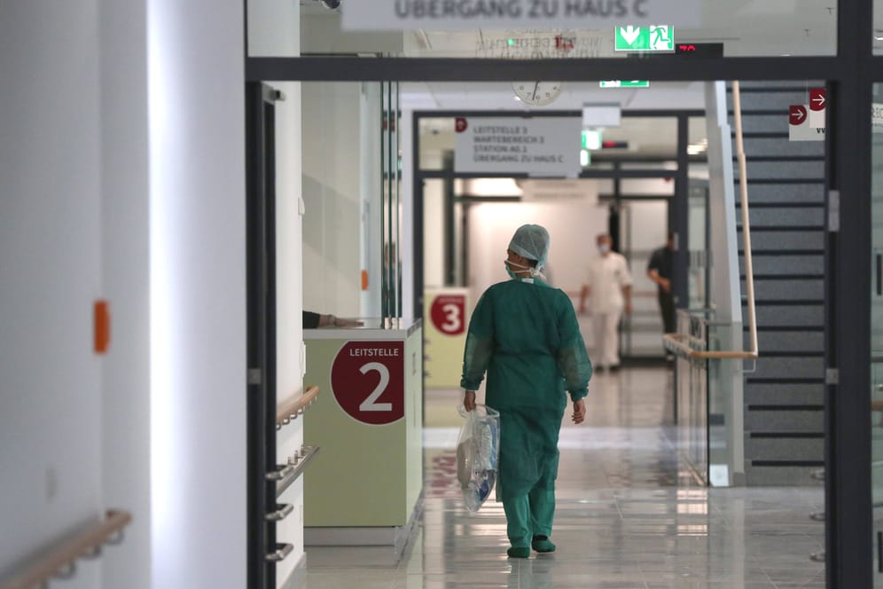 Angestellte im Krankenhaus (Symbolbild): In Frankfurt soll die Versorgung der Patienten gewährleistet werden.