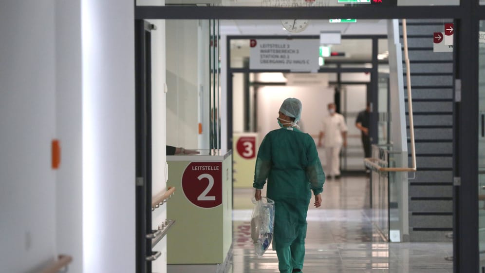 Angestellte im Krankenhaus (Symbolbild): In Frankfurt soll die Versorgung der Patienten gewährleistet werden.