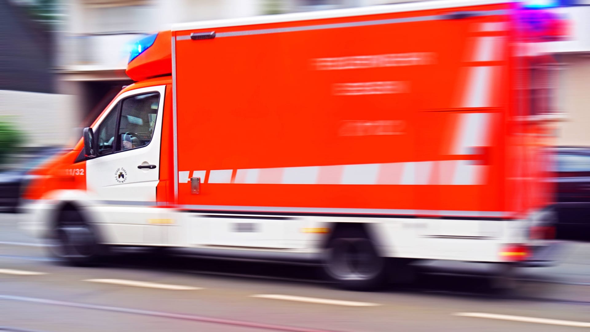 Ein Rettungswagen der Feuerwehr (Symbolbild): Für einen 43-Jährigen kam beim Ulmer Donaufest jede Hilfe zu spät. Er ertrank beim Versuch, durch den Fluss zu schwimmen. Ein Rettungswagen der Feuerwehr (Symbolbild): Für einen 43-Jährigen kam beim Ulmer Donaufest jede Hilfe zu spät. Er ertrank beim Versuch, durch den Fluss zu schwimmen.