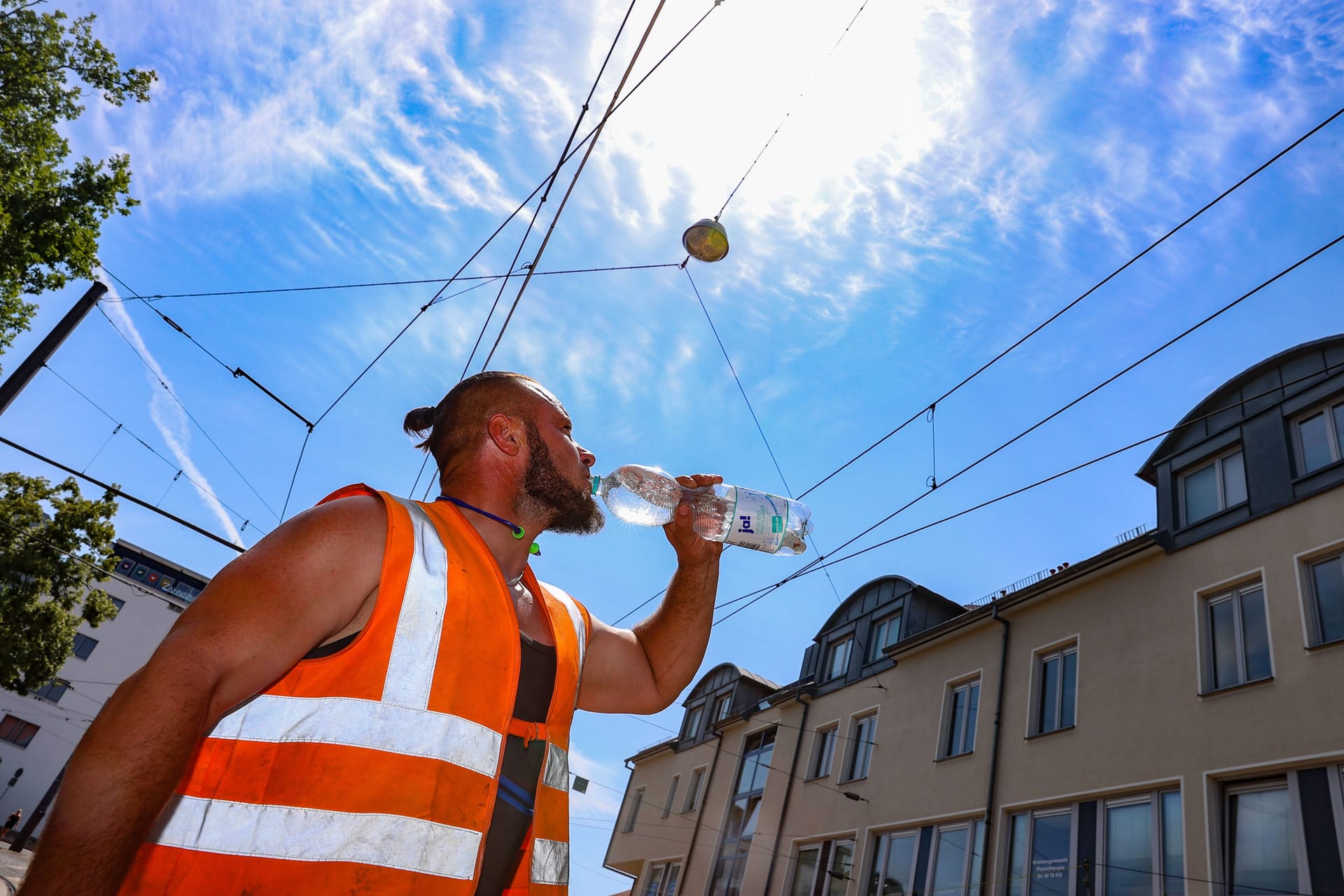 Straßenbauarbeiterr schwitzt bei 40 Grad. (Symbolbild). Noch nie zuvor war es in Hannover so heiß wie am Mittwoch.