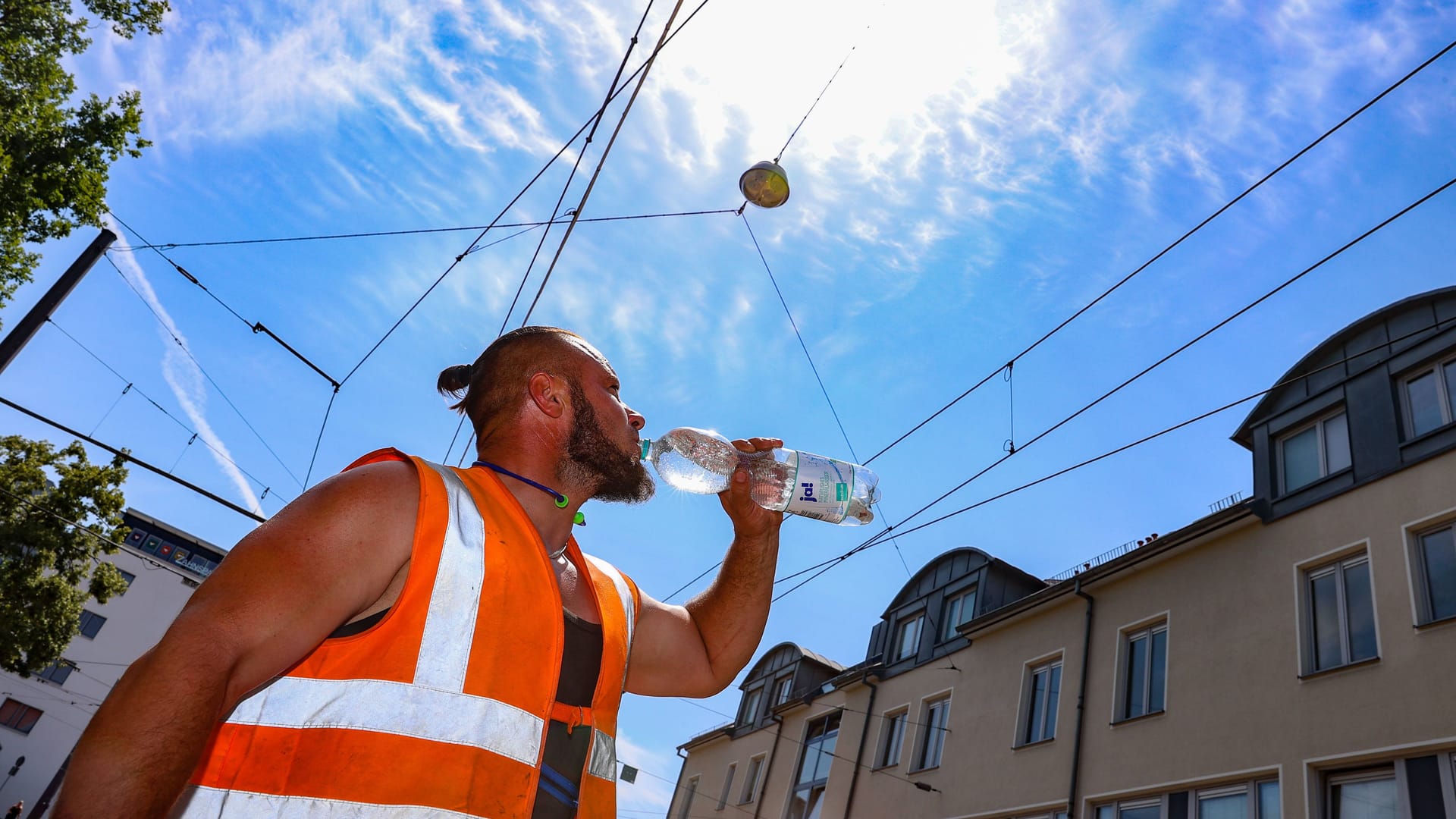 Straßenbauarbeiterr schwitzt bei 40 Grad. (Symbolbild). Noch nie zuvor war es in Hannover so heiß wie am Mittwoch.