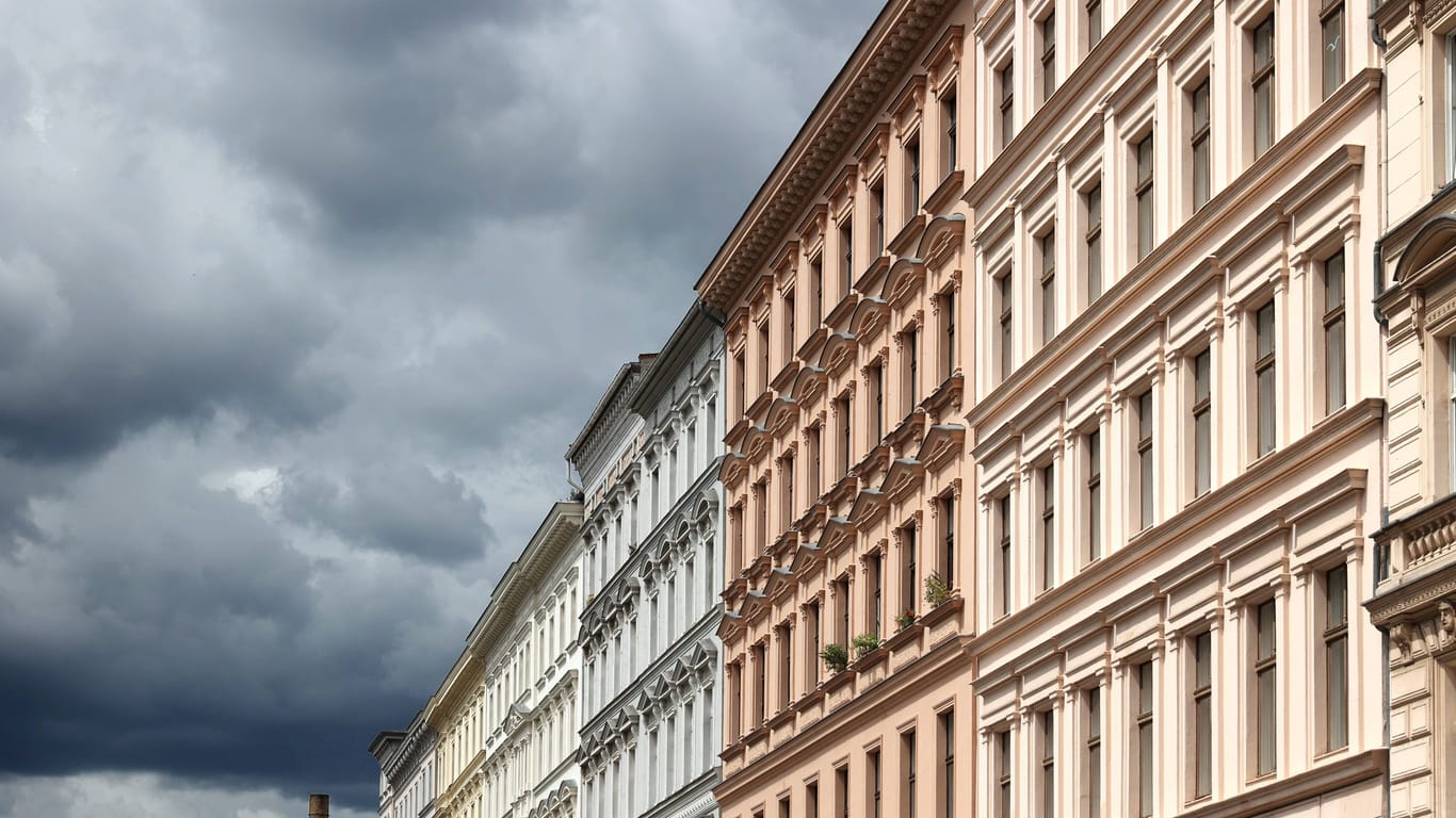 Häuserfront in Berlin (Archivbild): Laut eines Berichtes stehen Tausende landeseigene Wohnungen leer.