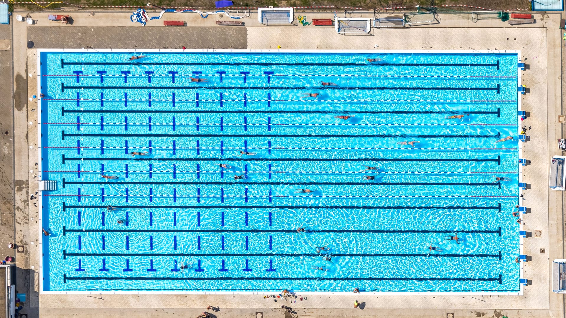 Freibad (Symbolfoto): Der Mann spielte laut Polizei "deutlich sichtbar" an sich herum. Freibad (Symbolfoto): Der Mann spielte laut Polizei "deutlich sichtbar" an sich herum.