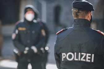 Österreichische Polizisten im Einsatz: Eine Ärztin ist nach monatelangen Morddrohungen tot aufgefunden worden.
