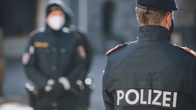 Österreichische Polizisten im Einsatz: Eine Ärztin ist nach monatelangen Morddrohungen tot aufgefunden worden.