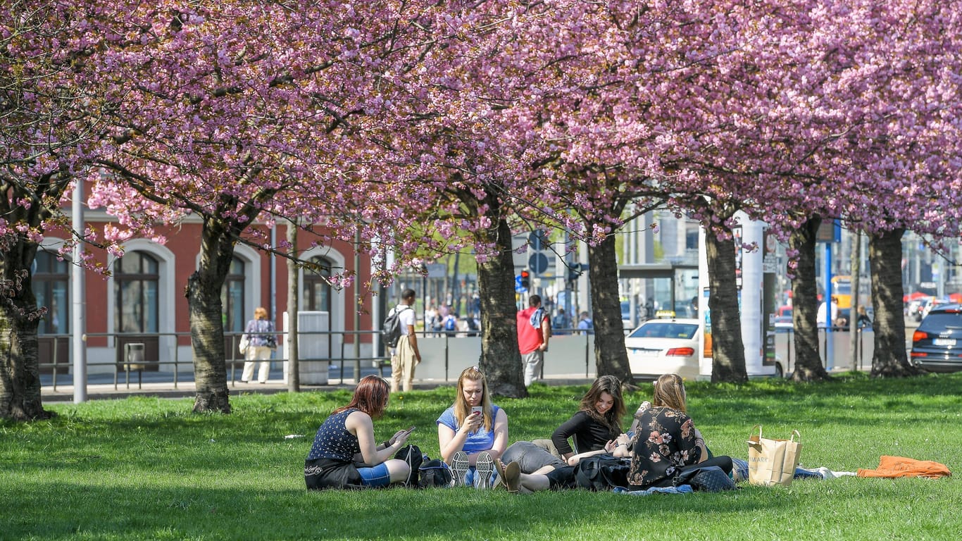 Junge Menschen in der Innenstadt von Leipzig: "Die Stadt ist ein attraktiver Wohn- und Lebensort, das ist ein klarer Standortvorteil."