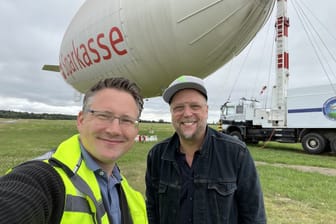 Daniel Dreier (l.) und Smudo: Nach dem Konzert in Essen stattete der Musiker dem Luftschiff Theo einen Besuch ab.